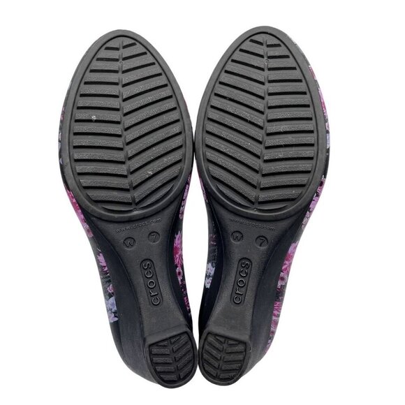 CROCS WOMEN'S LINA BLACK PURPLE FLORAL WEDGE PUMPS - 7W - Picture 4 of 11